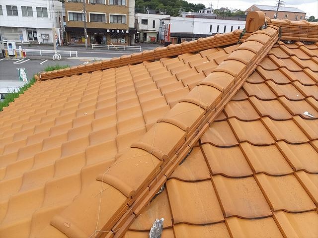 羽島市で葺き替えを検討している瓦屋根の棟瓦を検査、若干のズレや棟繋ぎの劣化を確認